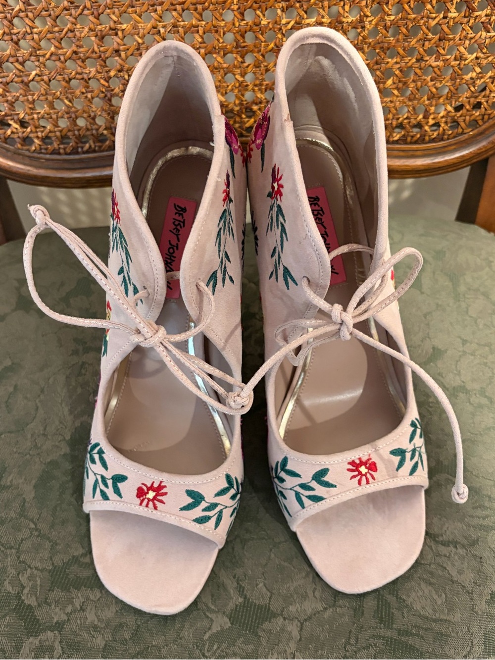 Betsey Johnson Suede Colorful Floral Embroidered Stilettos, Gorgeous size 10